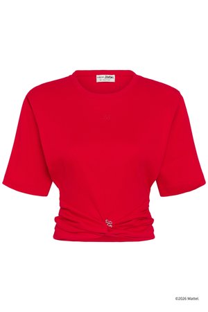 Κόκκινο κοντό τοπ με κοντά μανίκια, με λεπτομέρεια δέσιμου κόμπου στο τελείωμα και διακριτικό κεντημένο λογότυπο στο στήθος, καθώς και ετικέτα μπουτίκ στο εσωτερικό του γιακά.