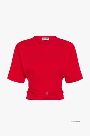 Κόκκινο κοντό τοπ με κοντά μανίκια, με λεπτομέρεια δέσιμου κόμπου στο τελείωμα και διακριτικό κεντημένο λογότυπο στο στήθος, καθώς και ετικέτα μπουτίκ στο εσωτερικό του γιακά.