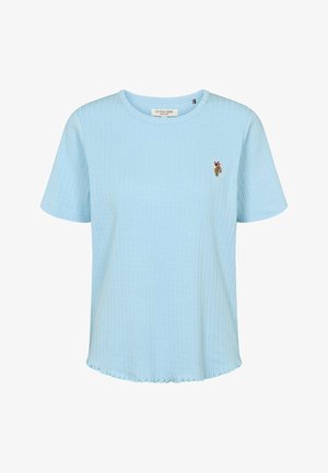 Lichtblauw geribd T-shirt met korte mouwen en ronde hals, met een klein geborduurd logo van een paard en ruiter op de linkerborst.