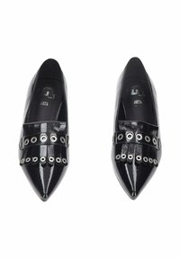 Ballerine in vernice nera con punta affusolata, caratterizzate da una fascia larga decorata con occhietti metallici e un design a texture sulla parte superiore.