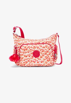 Leopardenmuster-Schultertasche in Pink- und Orangetönen, aus einem Stoff mit glatter Textur gefertigt. Mit einem roten Logo und einem Pom-Pom-Schlüsselanhänger.