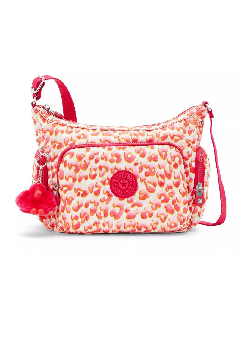 Leopardenmuster-Schultertasche in Pink- und Orangetönen, aus einem Stoff mit glatter Textur gefertigt. Mit einem roten Logo und einem Pom-Pom-Schlüsselanhänger.