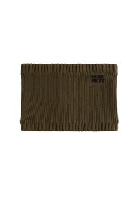 Olīvu zaļš adīts galvasbandiņš ar ribotu tekstūru, ar melnu logotipu vienā pusē, radīts, lai nodrošinātu siltumu un komfortu.