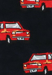 Czerwony wzór dzianiny z motywem zabytkowych samochodów na ciemnym tle, ukazujący szczegóły takie jak okna, koła i grille w kontrastujących kolorach.