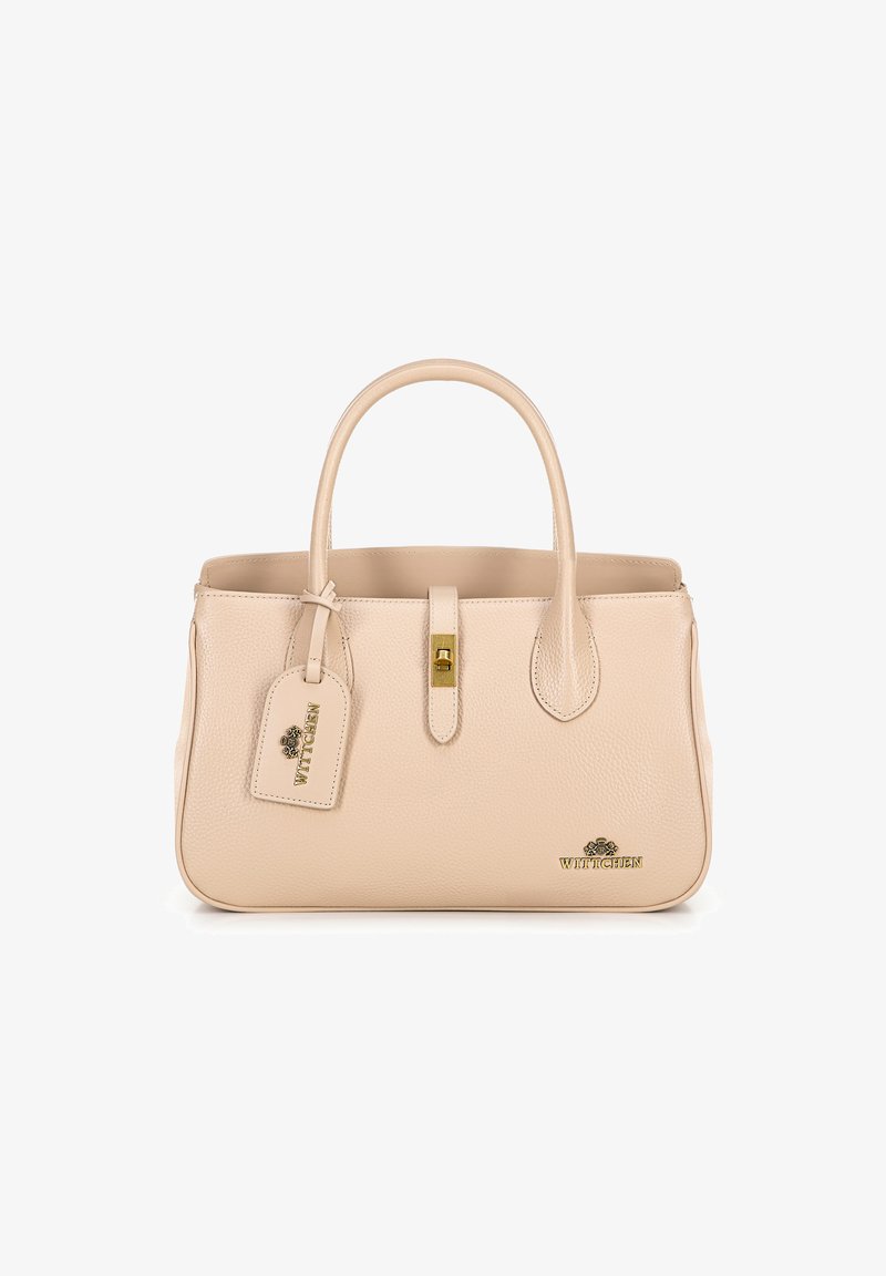 Beige leren handtas met een gestructureerd oppervlak, dubbele handgrepen, gouden hardware en een afneembare tag. Beschikt over een centrale sluiting met een slotdetail.