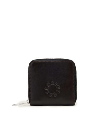 Kompaktowy czarny skórzany portfel na zamek błyskawiczny z okrągłym wytłoczonym logo i srebrnym suwakiem na białym tle.