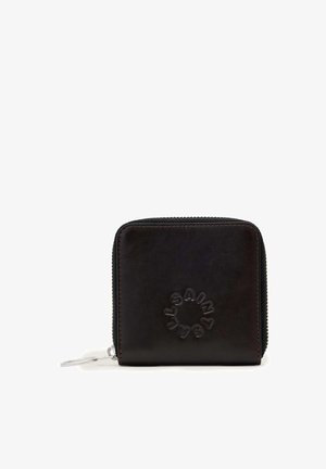 Portefeuille compact en cuir noir à fermeture éclair tout autour avec logo circulaire embossé et tirette de fermeture éclair en argent sur fond blanc.