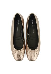 Ballerines en bronze métallique avec un design à bout plissé et un matériau extérieur lisse. Doublure intérieure noire douce avec le texte de la marque imprimé à l'intérieur.