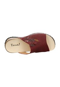 Rode leren slip-on sandaal met ronde accenten, open teenontwerp en een gevoerde binnenzool. Zwarte rubberen zool met een gestructureerde grip.