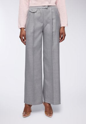 Pantaloni a gamba larga grigi con un sottile motivo a scacchi, pieghe frontali e una texture di tessuto liscia.