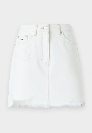 Balta denima mini svārki ar saplēstiem galiem, nodilušām detaļām un priekšējiem kabatām. Iekļauj pogas aizdari un redzamu diegu akcentu.