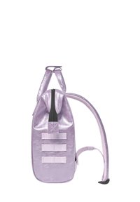 Lila metallische Rucksack mit runder Form, schwarzem Reißverschluss und drei horizontalen Riemen. Verfügt über einen einzigen verstellbaren Riemen zum Tragen.