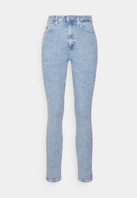Jeans de tiro alto en azul claro, hechos de denim, con un corte ajustado, un desvanecimiento sutil, diseño de cinco bolsillos y cierre de cremallera con botón.