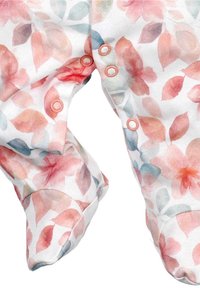 Pyjama pour bébé à motif floral avec des boutons-pression roses le long de la couture intérieure.