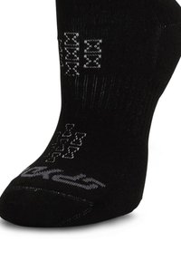 Calcetín negro de tobillo con textura acanalada, puntera reforzada y detalles de logo y patrón en gris contrastante en el lateral. Tejido transpirable.