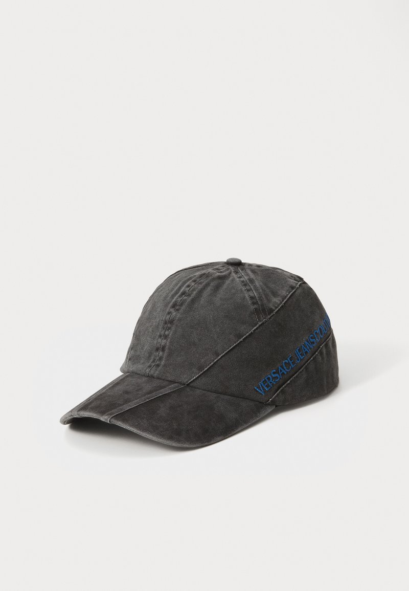 Boné cinza em algodão com aba curva e painéis cosidos. Apresenta bordado azul "VERSACE JEANS COUTURE" na lateral.