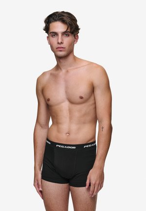 Schwarze Boxershorts mit einer körpernahen Passform, aus weichem Stoff gefertigt, mit einem weißen "PEGADOR"-Logo auf dem Bund.