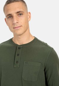 camel active HENLEY - Langærmet T-shirt - leaf green