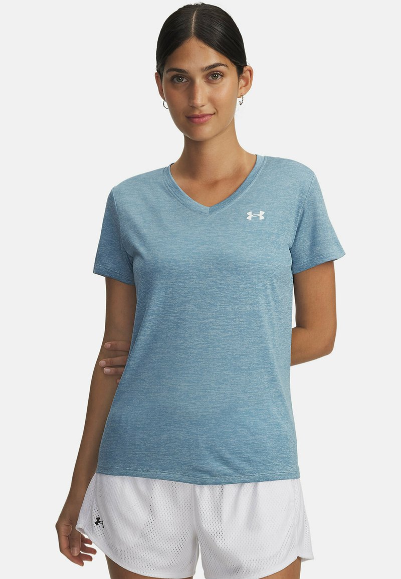 Blaues sportliches V-Ausschnitt-T-Shirt aus weichem, meliertem Stoff mit kurzen Ärmeln, das ein weißes Under Armour-Logo auf der Brust trägt.