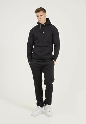 - Spodnie materiałowe