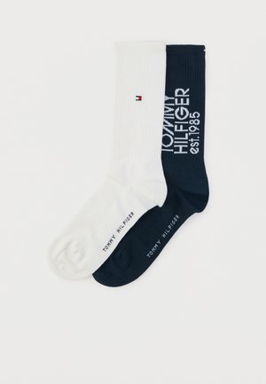 Kaks paari tinasokke: üks valge soonilise tekstuuriga, teine tumesinine "TOMMY HILFIGER est. 1985" valge logoga. Puuvillasest segumaterjalist.