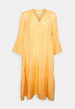 Gul, luftig kjole med V-hals, trekvart lange klokkeærmer og flæsekant; har et subtilt blomsterdesign hele vejen igennem.