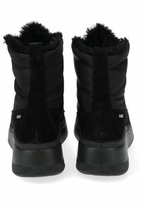 Botas negras hasta el tobillo que presentan un diseño acolchado, acentos de ante, un suave forro de piel en la parte superior y una suela de goma texturizada.