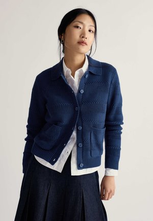 NUT LANE - Cardigan - blue dark voyage