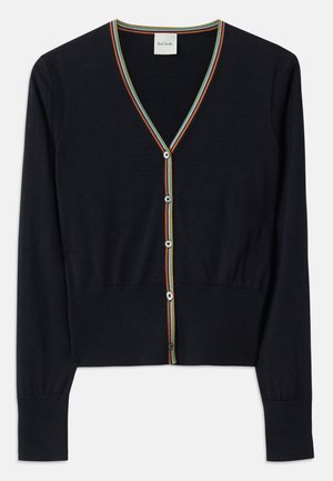 Cardigan marine en tissu doux, présentant un décolleté en V avec un bord rayé multicolore et six boutons ronds sur le devant.