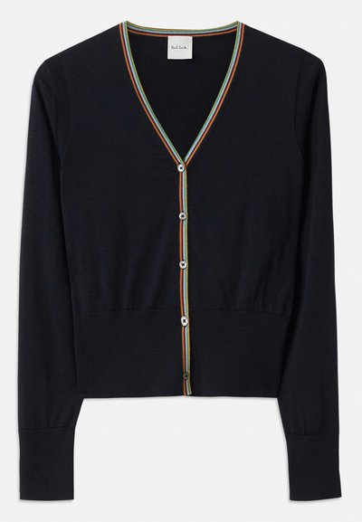 Marineblaue Strickjacke aus weichem Stoff mit einem V-Ausschnitt, verziert mit einem mehrfarbigen Streifenrand und sechs runden Knöpfen auf der Vorderseite.