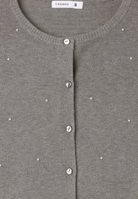 Cardigan grigio lavorato a maglia realizzato in materiale morbido, con scollatura rotonda, bottoni frontali e piccoli dettagli in perle per decorazione.