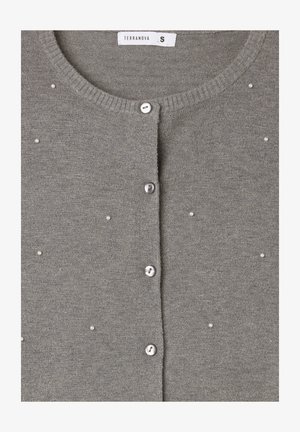 Szary dziany kardigan wykonany z miękkiego materiału, z okrągłym dekoltem, guzikami z przodu i małymi perłowymi ozdobami.