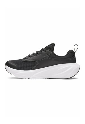 Zapatilla deportiva negra con parte superior de malla y material sintético, suela blanca y gruesa, lengüeta trasera para tirar y cordones negros, vista de lado.