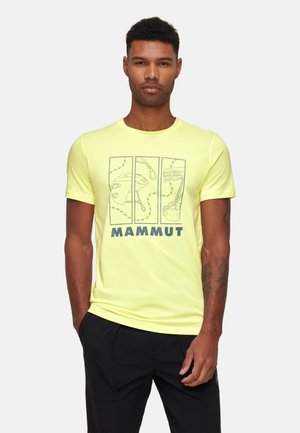 Geel t-shirt met korte mouwen, voorzien van een grafisch ontwerp met illustraties van klimuitrusting en de tekst "MAMMUT" onderaan in donkerblauw.