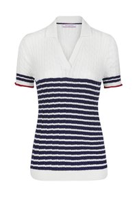 Polo en tricot avec un haut blanc, des rayures horizontales bleu marine et blanches, des poignets côtelés avec des accents rouges et un col en v.