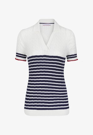 Kootud polo särk, mis sisaldab valget ülaosa, tumesiniseid ja valgeid horisontaalseid triipasid, soonikse õlavarredega punaste aktsentidega ja v-kaelust.