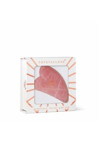 Serce w kształcie różowego kamienia gua sha wewnątrz kwadratowego białego pudełka z pomarańczowymi akcentami i logo "CRYSTALLOVE".