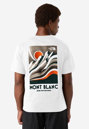 Biała bawełniana koszulka z grafiką góry i słońca w stonowanych kolorach, z napisem "MONT BLANC" oraz "NEVER STOP EXPLORING".