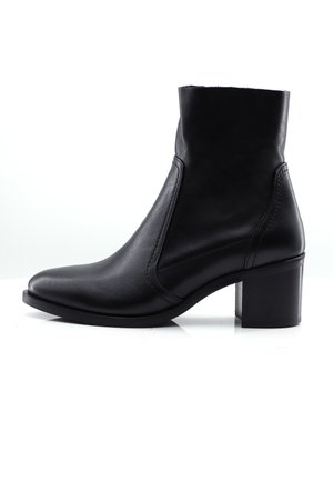 Schwarze Leder-Stiefelette mit spitzem Zehenbereich, schlankem Design, elastischen Seitenpaneelen und blockigem Absatz. Glatte Textur und minimale Nähte.