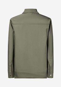 Veste légère vert olive avec un col, des manches longues et des poignets réglables. Texture lisse avec un design à dos droit.