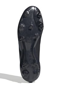 Zwarte voetbalschoen met een gebogen zool, voorzien van een textuur voor grip en zes conische noppen voor tractie. Het "PREDATOR"-logo is zichtbaar op het oppervlak.