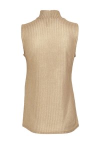 Beige bepilnas megztinis be rankovių, su raukšlėta tekstūra ir aukštu kaklu, rodomas iš nugaros ant balto fono.