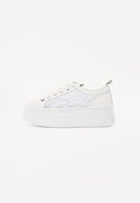 Sneaker bianco con piattaforma e pannello laterale in argento testurizzato, lacci piatti e logo sul tallone. Materiale liscio, design della punta arrotondata.