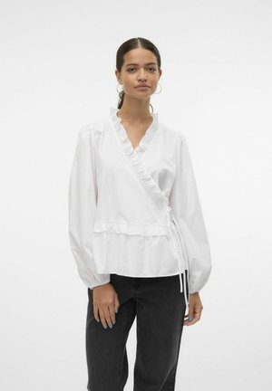 Blusa bianca avvolgente con scollatura e orlo arricciati, maniche lunghe a sbuffo e vita con cordoncino. Tessuto liscio con una vestibilità strutturata.