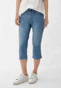 s.Oliver CAPRI MIT SATTELBUND - Jeans Shorts - hellblau