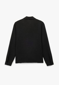 Sort langærmet skjorte med tekstureret stof, krave og manchetter med knapper. Har en afslappet pasform og minimalistisk design.