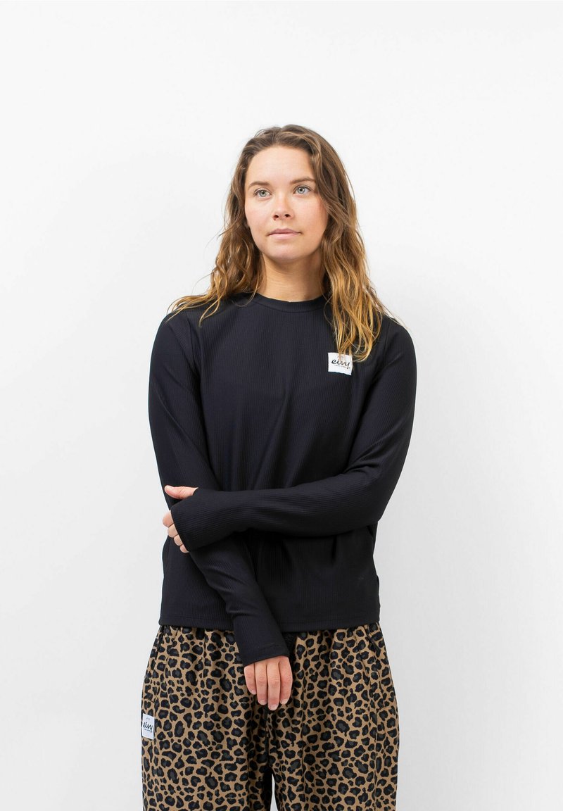 Schwarzes Langarmshirt mit gerippter Textur und rundem Halsausschnitt, mit einem gestickten Logopatch auf der linken Brust.