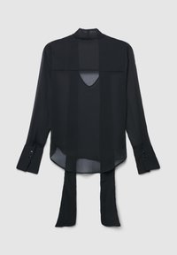 Schwarze transparente Bluse mit hohem Kragen, V-förmigem Rückenausschnitt, langen Ärmeln und mit Knöpfen versehenen Manschetten, die Bindebänder am Saum aufweist.