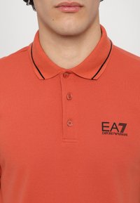 EA7 Emporio Armani TRAIN CORE - Polo shirt - ginger spice