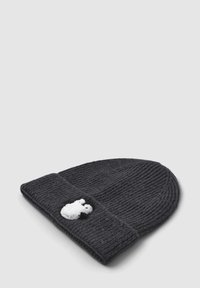 Dzianinowa czarna czapka z fałdowanym mankietem, z teksturowanym wzorem i małym białym haftem misia po bokach.